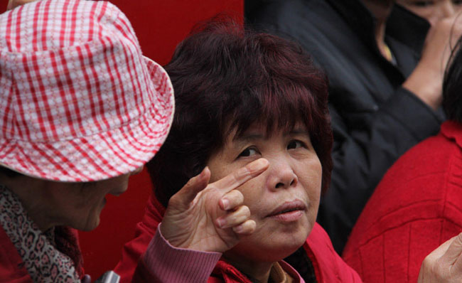 广州街拍大妈前卫发型 爆炸头走俏[8p]第8页