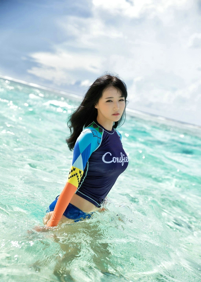 美女韩佳恩海边比基尼性感美艳魔鬼身材