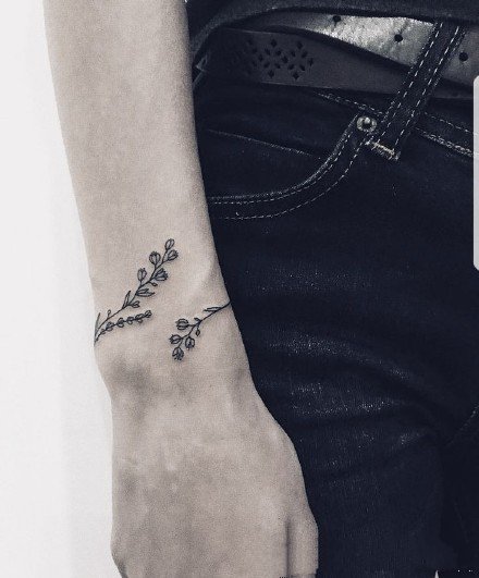 缠绕在小手臂手腕上的花藤纹身图案作品第4页