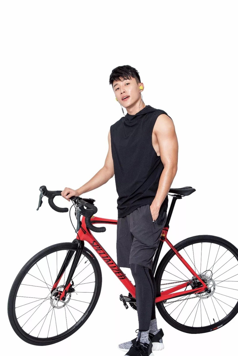 代旭帅气搞怪时尚写真图片