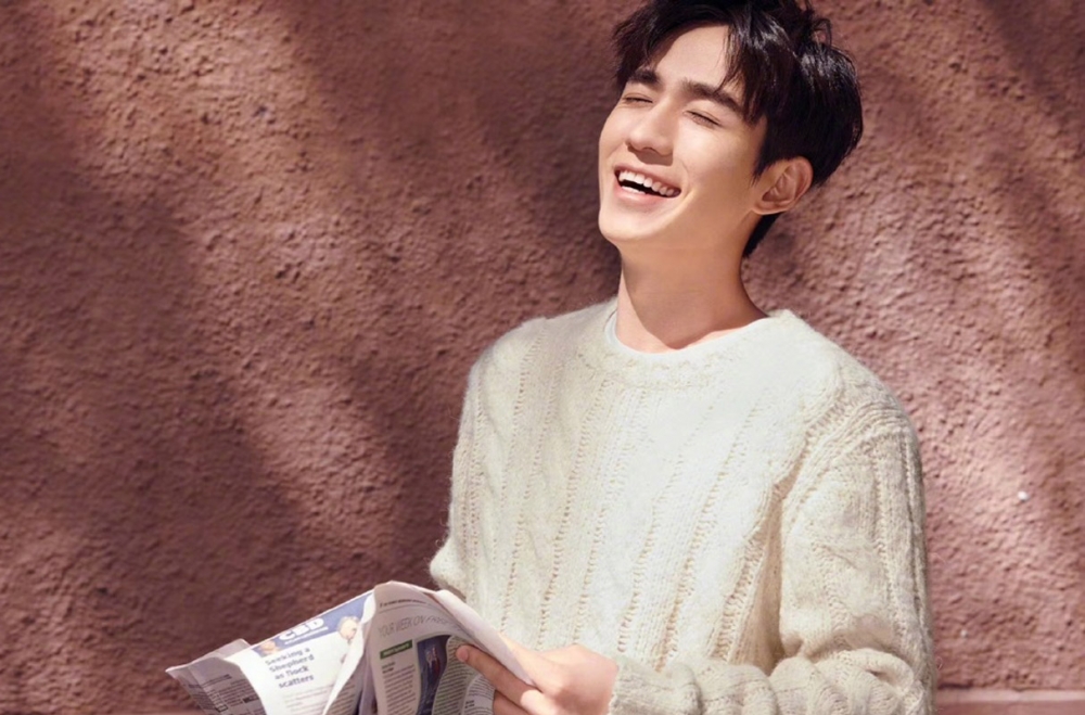 朱一龙身穿白色毛衣,清新文艺,帅气迷人