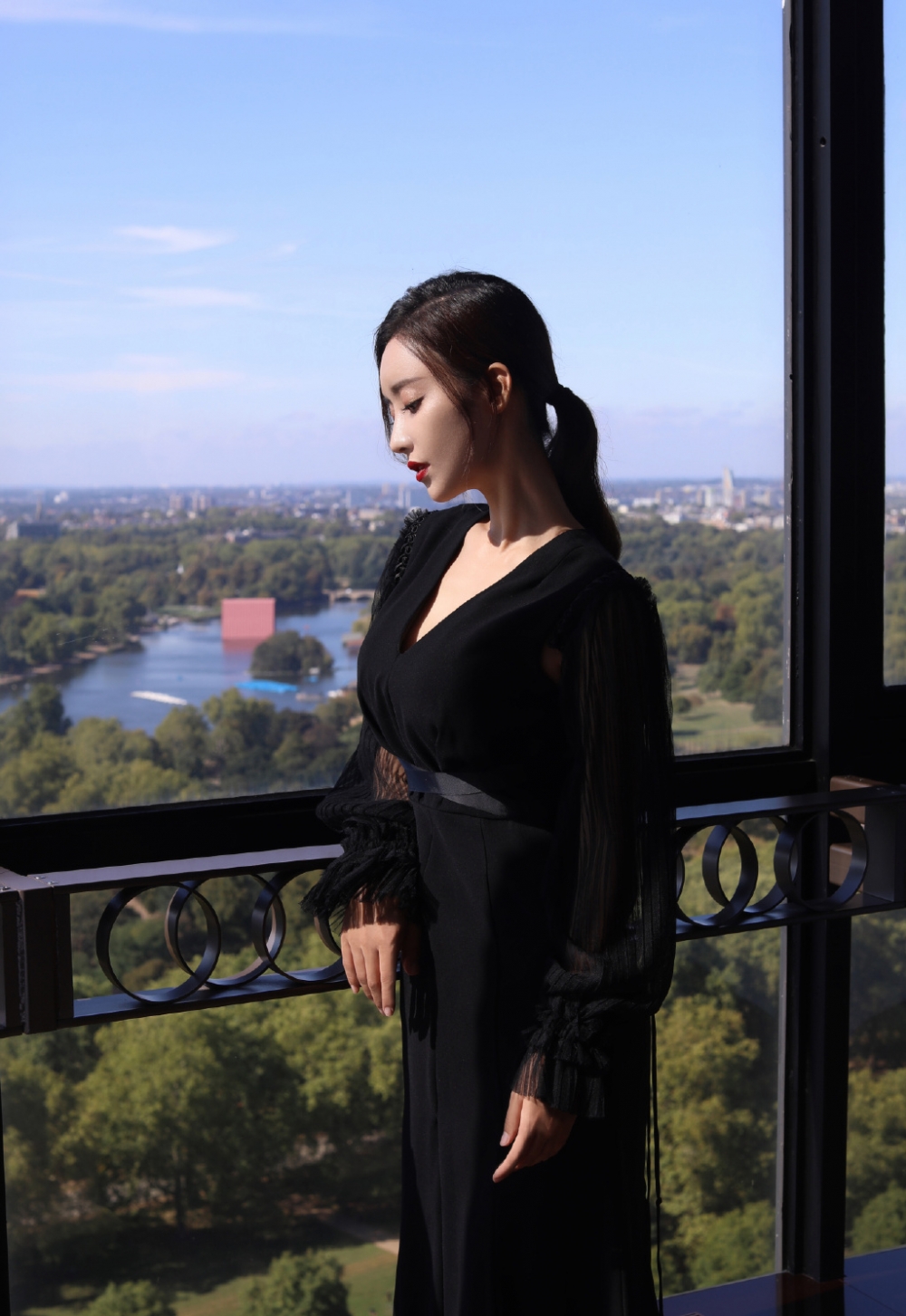 一组 刘凡菲穿深v性感礼服裙国外旅拍图片第7页