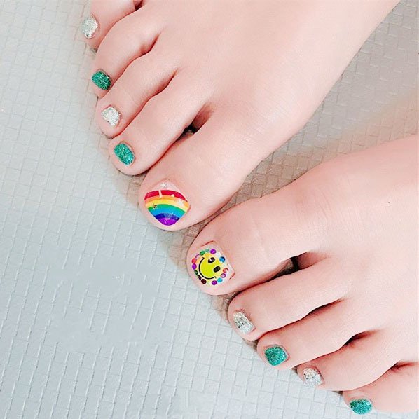 一组五彩缤纷的彩虹美甲图片欣赏