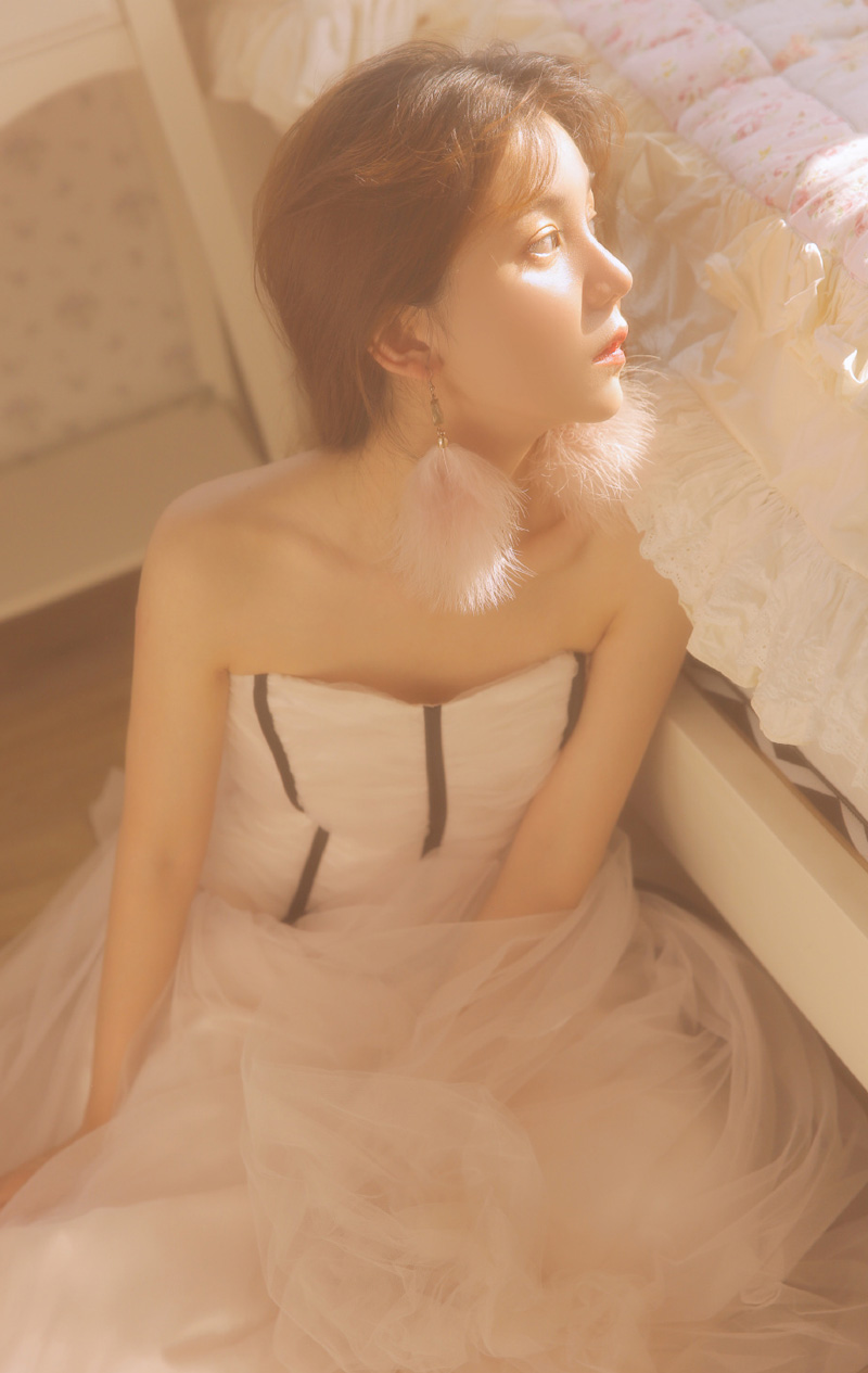 写真摄影 85814图库 写真摄影图片 性感美女抹胸裙诱人朦胧写真图片