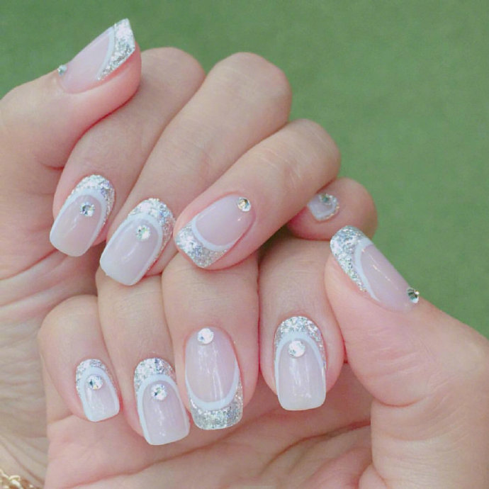 一组白色简约美美的新娘美甲图片