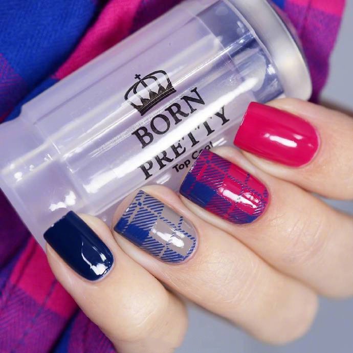 一组英伦风格子美甲图片欣赏第9页