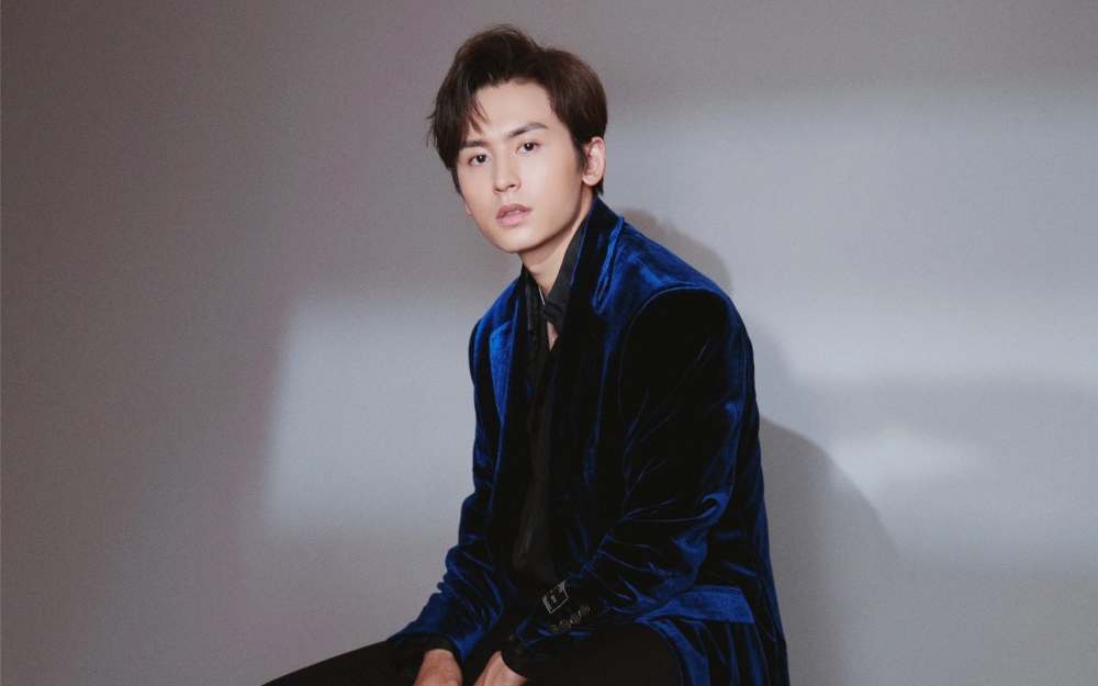 明星张哲瀚儒雅帅气写真图片