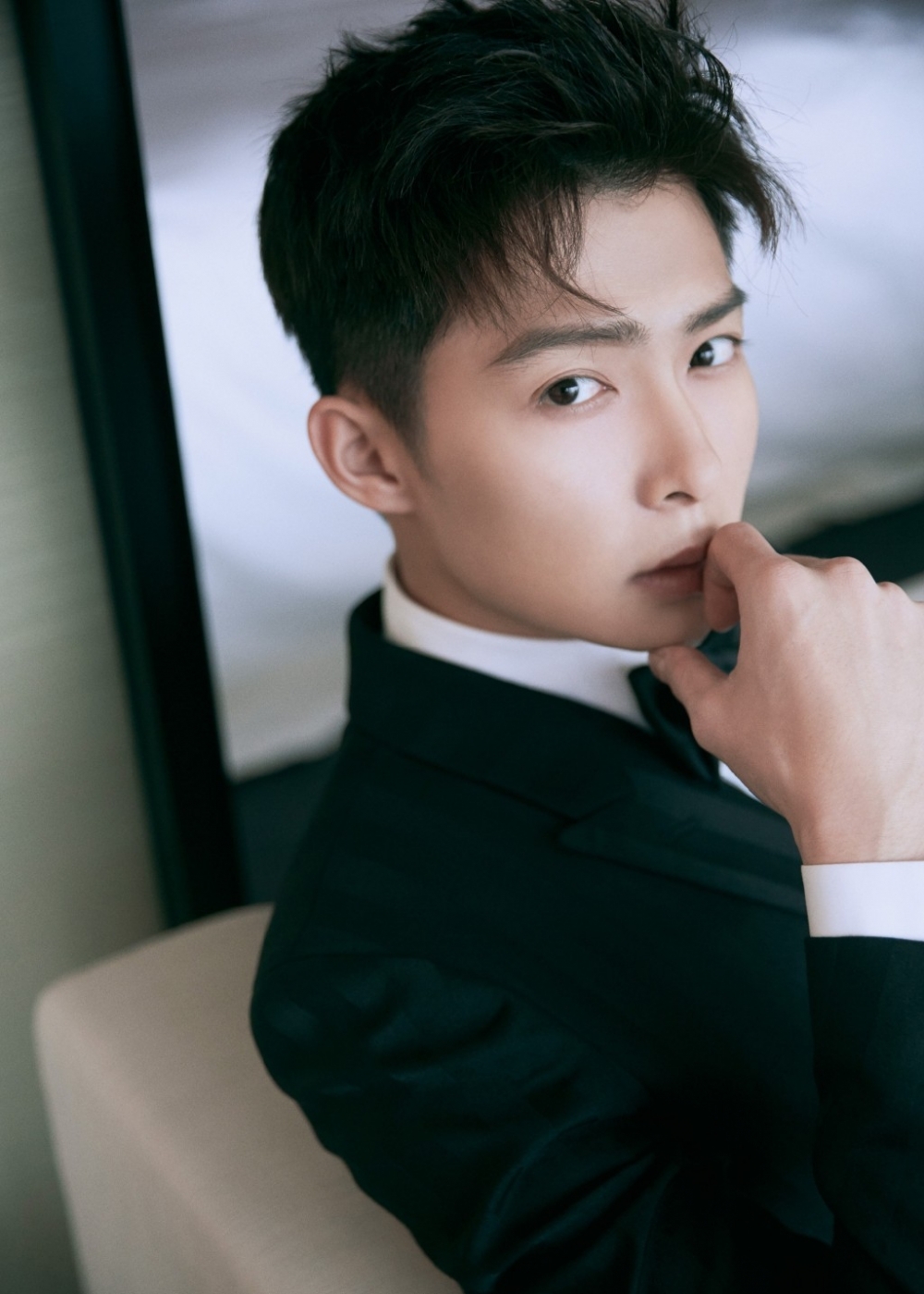 清秀帅哥张铭恩西装衬衫有型写真第6页