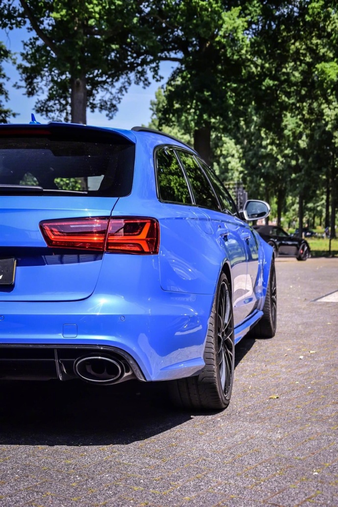 一组帅气的蓝色奥迪rs6图片第6页