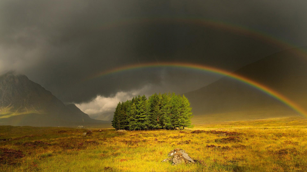 一组五彩缤纷的雨后彩虹图片