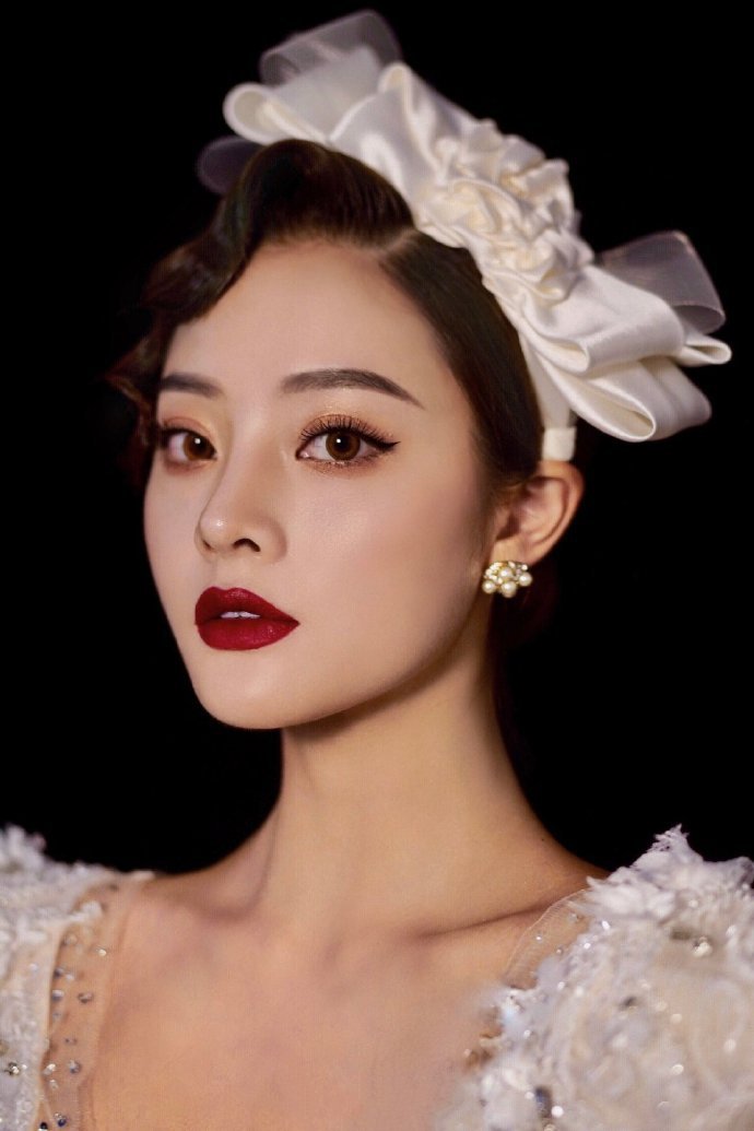 带着点旧时光味道的摩登感新娘发型图片第5页