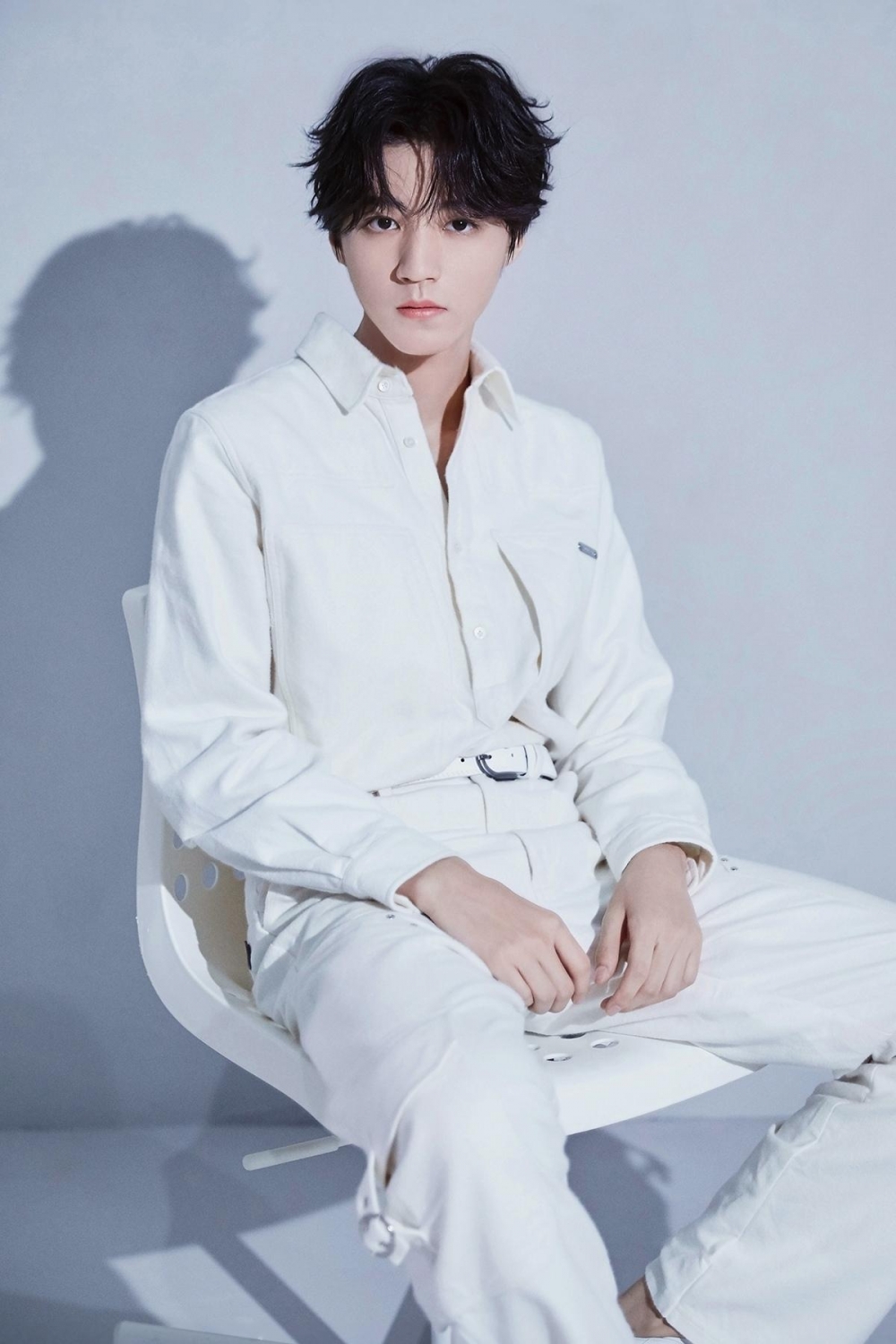 帅气休闲男神王俊凯时尚写真图片