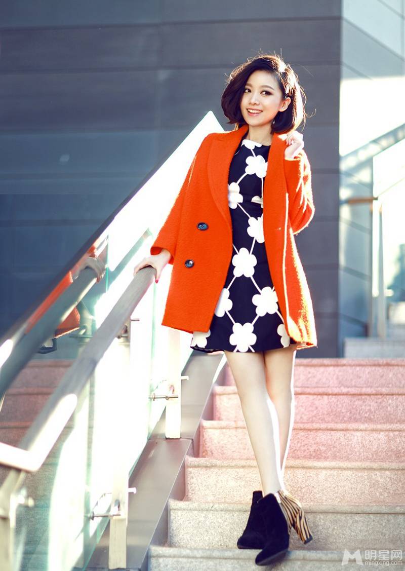 姚贝娜尽显优雅女人味春日街拍照