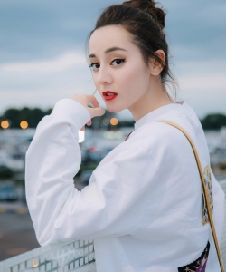 迪丽热巴图片 迪丽热巴米兰机场街拍图片