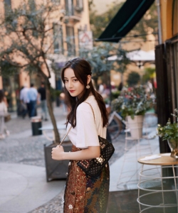 迪丽热巴简约风米兰时尚街拍图片