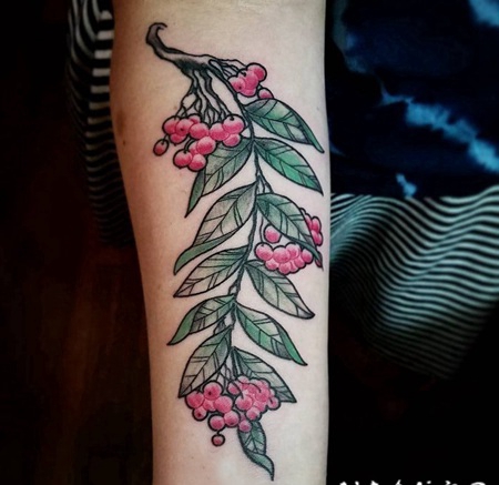 女生大腿上彩绘植物叶子和花朵玫瑰纹身图片