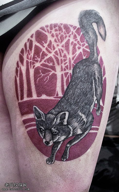 大腿上的线条狐狸纹身图案