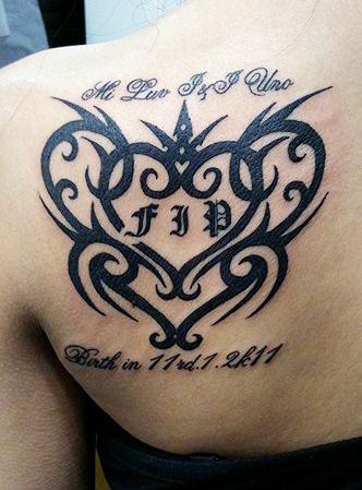 女孩肩膀心形图腾字母纹身图案